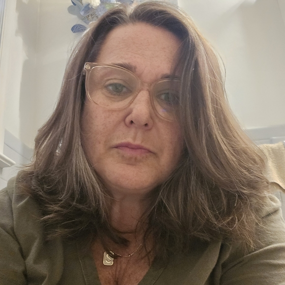 Profile Picture of Stephanie Schefflien (@s_schefflien) on Poshmark