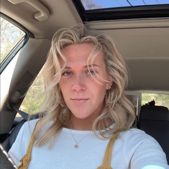 Profile Picture of Olivia Backofen (@livb2000) on Poshmark