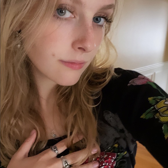 Profile Picture of Chloe Hamelberg (@chloehamelberg) on Poshmark