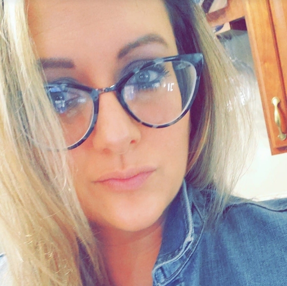 Profile Picture of Amanda Lonabaugh-bonfiglio (@amandalonabaugh) on Poshmark