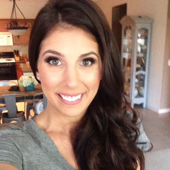 Profile Picture of Kelley Bergeson (@knb1159) on Poshmark