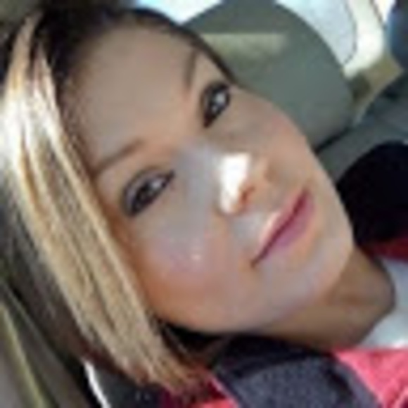 Profile Picture of Samantha Mcalpine (@cashlyn2018) on Poshmark