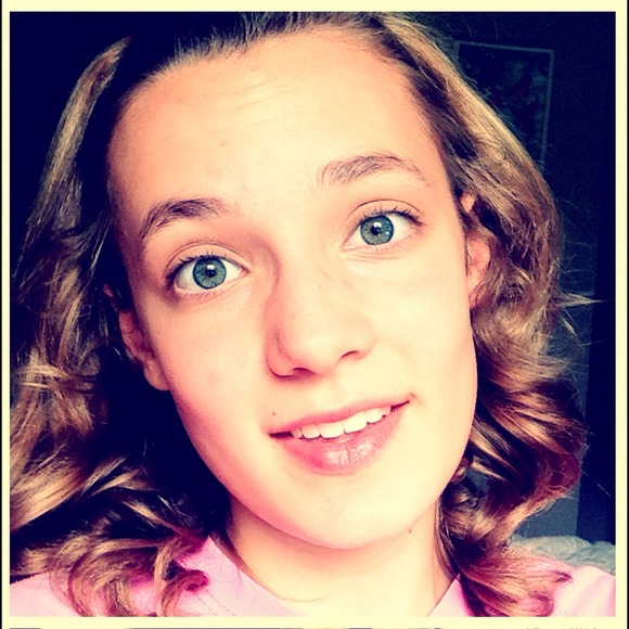 Profile Picture of Amelia Steele (@thesteelestyle) on Poshmark