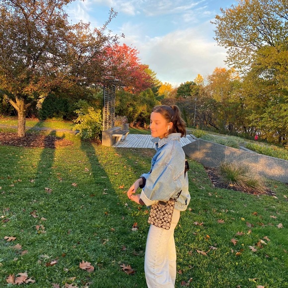 Profile Picture of Clara Buzzetti (@clara_buzzetti) on Poshmark