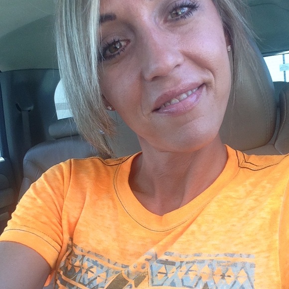 Profile Picture of Amanda Lessmeier (@amandaless) on Poshmark