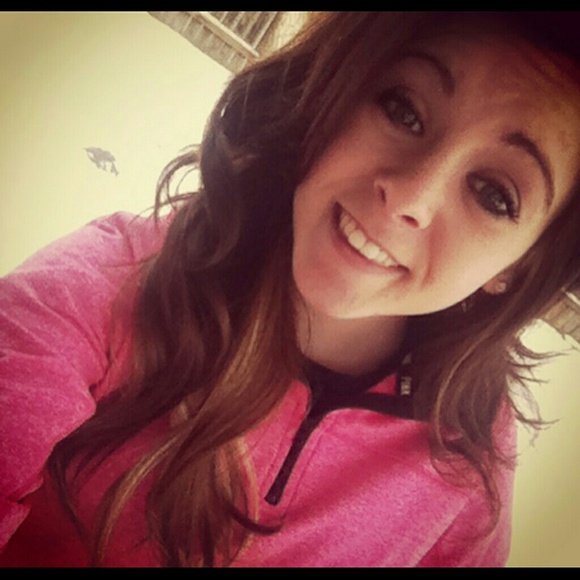 Profile Picture of Aurora Roberts (@aurora11) on Poshmark