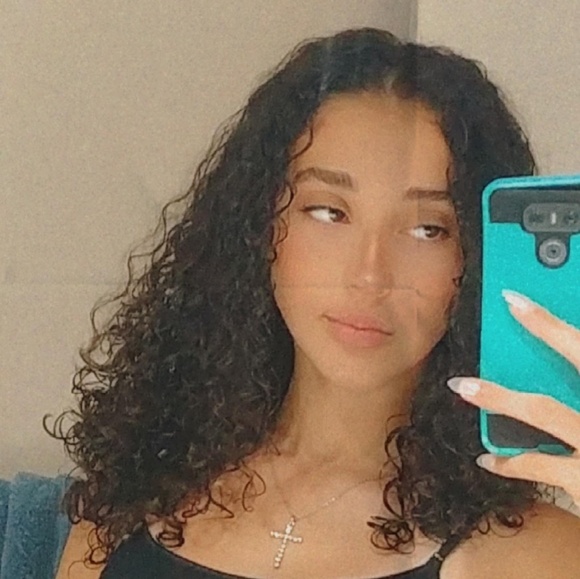 Profile Picture of Olivia Melhado (@livsco0lerthanu) on Poshmark