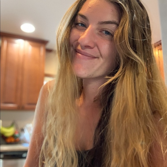 Profile Picture of Taylor Mello (@taylormello912) on Poshmark