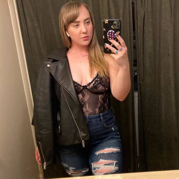Profile Picture of Madeline Andrews (@madelinesararh) on Poshmark
