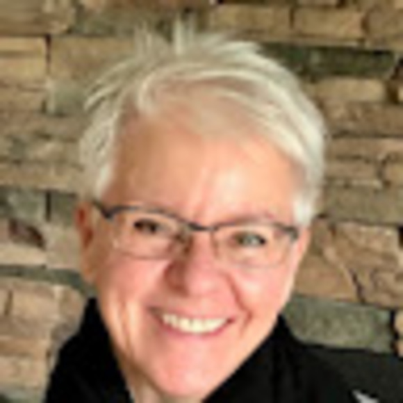 Profile Picture of Liz Wong (@lizwong550) on Poshmark