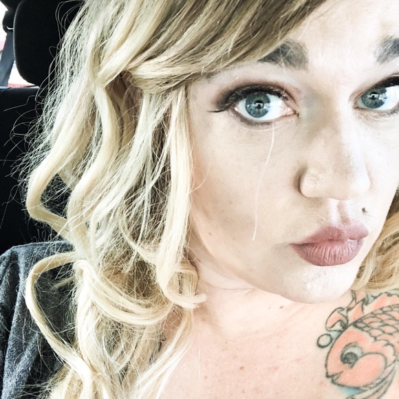 Profile Picture of Laralee Totty (@doeblar699) on Poshmark