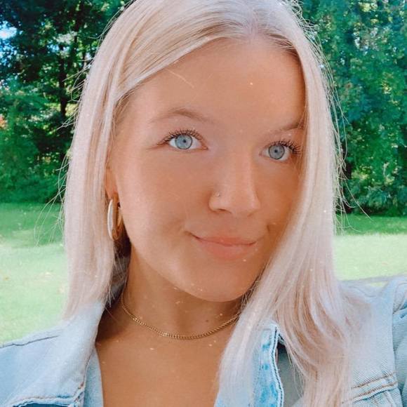 Profile Picture of Zoe Zigenfus (@zoezigenfus) on Poshmark