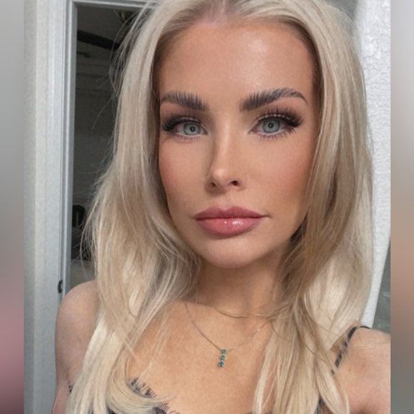 Profile Picture of Alexa Harmon (@alexa_harmon) on Poshmark