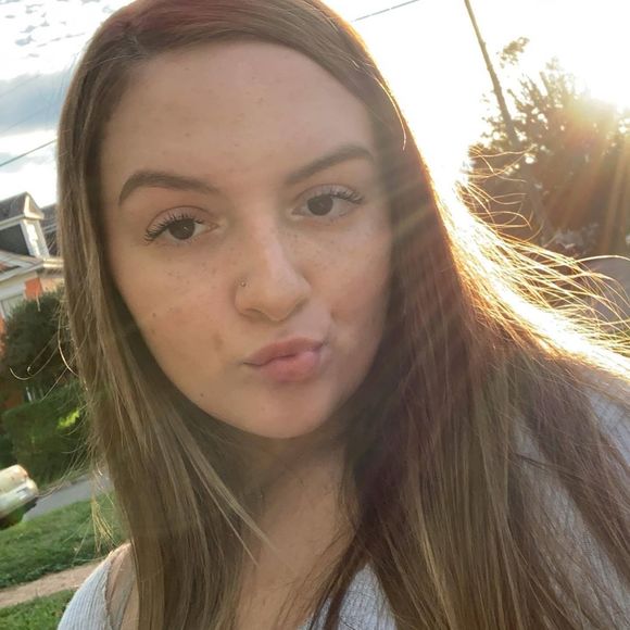 Profile Picture of Hannah Bates (@hannahbatesss) on Poshmark