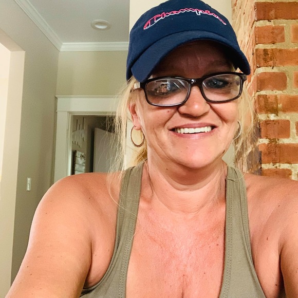 Profile Picture of Helen Royea (@hroyea) on Poshmark