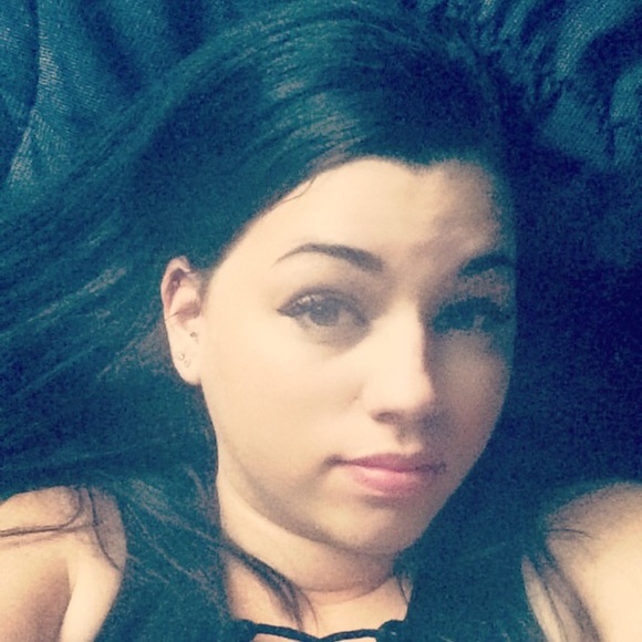 Profile Picture of Kendra Akehurst (@akehurst87) on Poshmark
