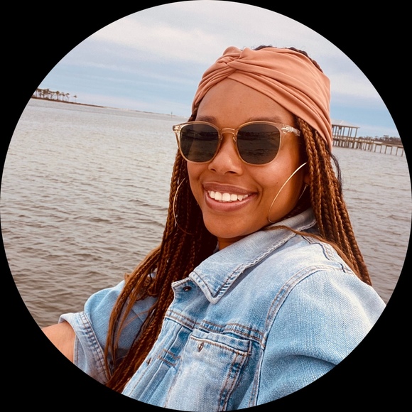 Profile Picture of Chloe Knowling (@ckalon) on Poshmark