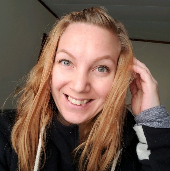 Profile Picture of Leah Fraser (@qu33nbambi) on Poshmark
