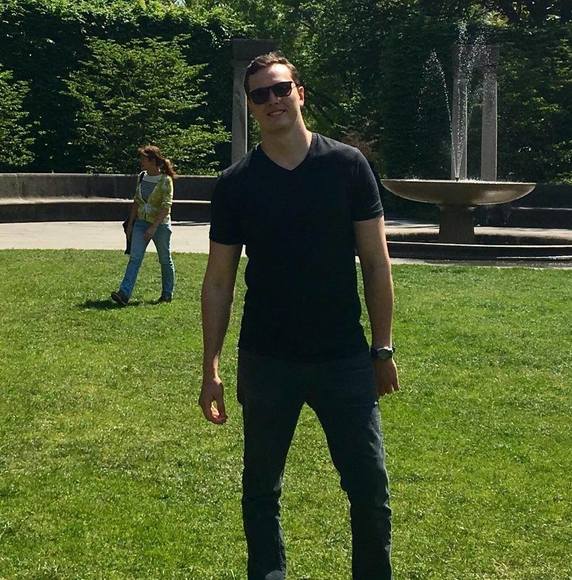 Profile Picture of Alex Gross (@mtbomb2) on Poshmark