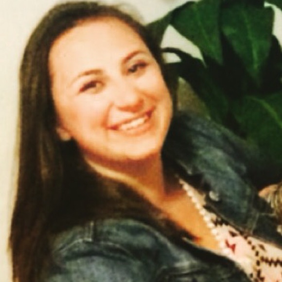 Profile Picture of Veronica Behonick (@ronniee16) on Poshmark