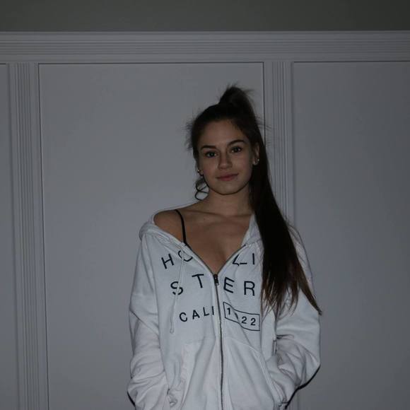 Profile Picture of Andrée-anne Clermont (@aaclermont) on Poshmark