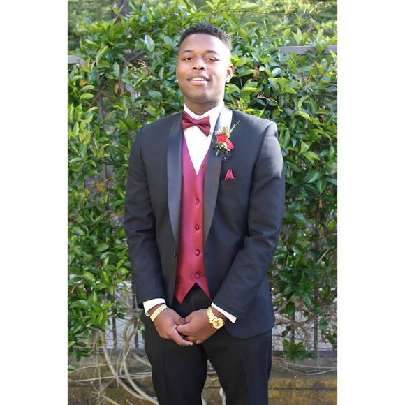 Profile Picture of Lonnell Holman (@l2savage) on Poshmark