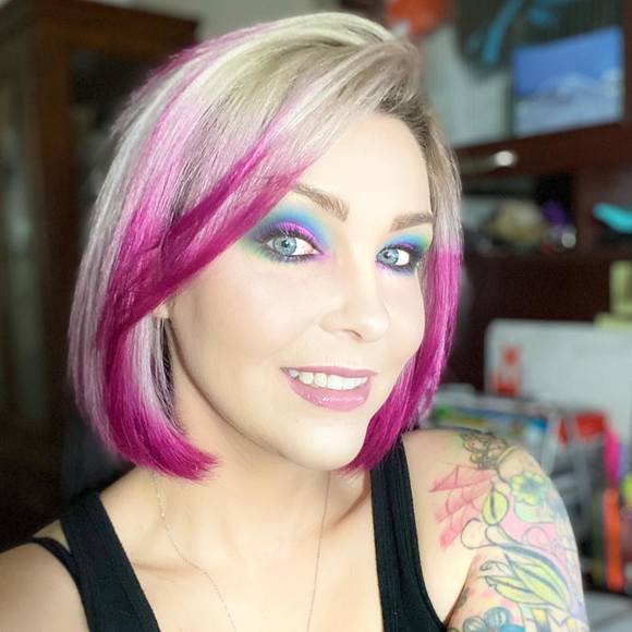 Profile Picture of Lianne Whiteside (@liannewhiteside) on Poshmark
