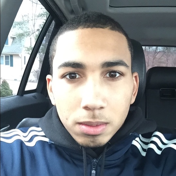 Profile Picture of Victor Paulino (@bxvictor) on Poshmark