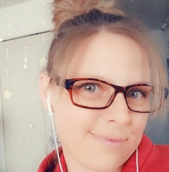 Profile Picture of Melanie Dupont (@livetolove30) on Poshmark