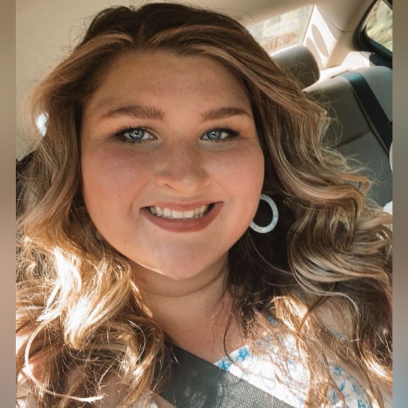 Profile Picture of Carly Taylor (@carlytaylor2017) on Poshmark