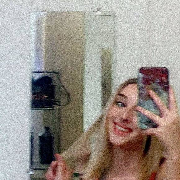 Profile Picture of Trinity Lee (@trinitylee885) on Poshmark