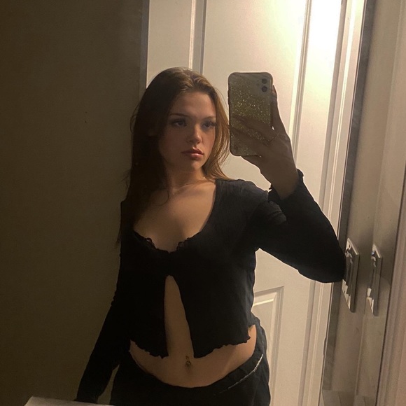 Profile Picture of Quinlynn Gilhooly (@quinlynnhelena) on Poshmark