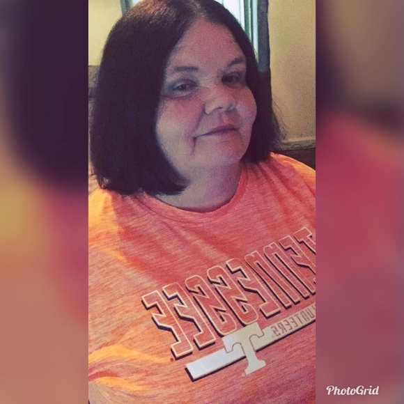 Profile Picture of Sharon Lowe (@slowe061) on Poshmark