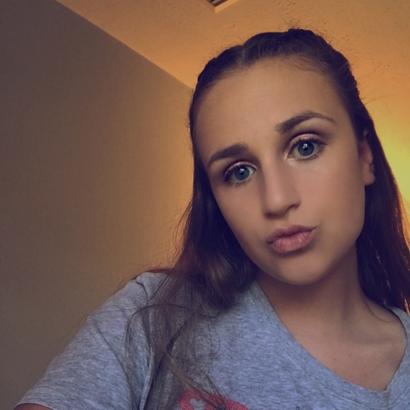 Profile Picture of Emma Zappone (@emma_zapp) on Poshmark