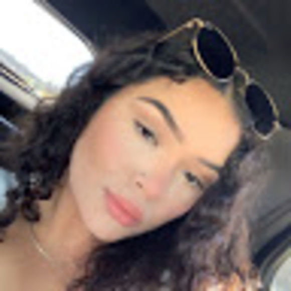 Profile Picture of Stephanie Buenrostro (@stephbuen) on Poshmark