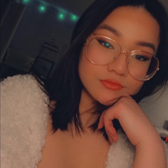Profile Picture of Casey Nguyen (@cassie6137) on Poshmark