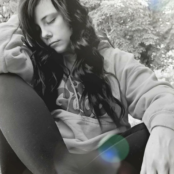 Profile Picture of Danielle Sturgeon (@1234danielle) on Poshmark