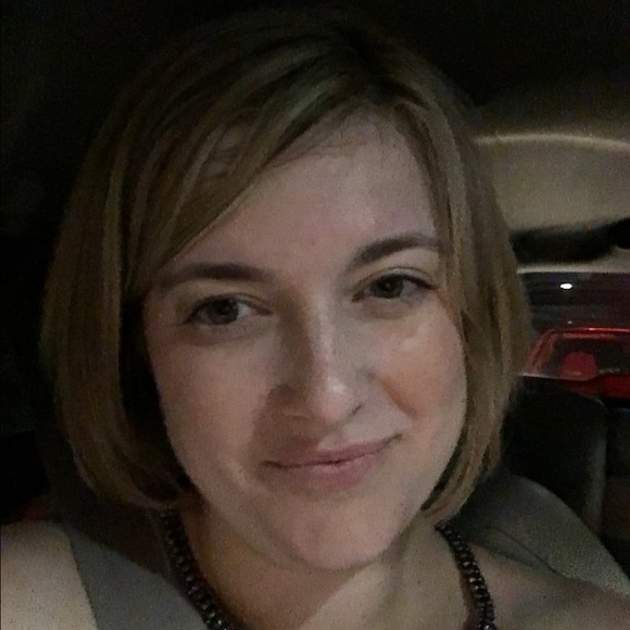 Profile Picture of Erin Kern (@ekerndo) on Poshmark