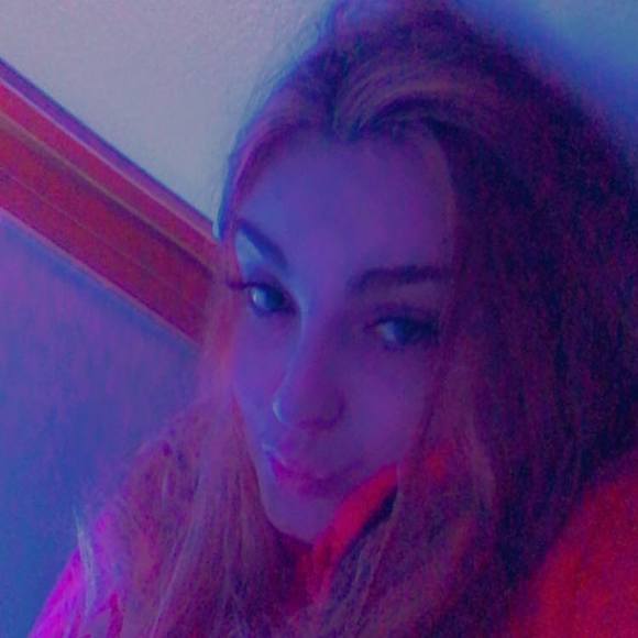 Profile Picture of Emily Veasey (@eveasey1994) on Poshmark