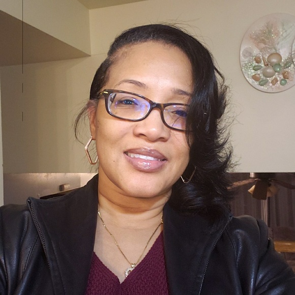Profile Picture of Lisa Spivey (@hampgirls3) on Poshmark