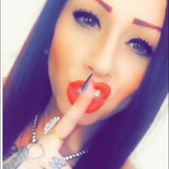 Profile Picture of Stephanie Upcott (@stephelizzz) on Poshmark