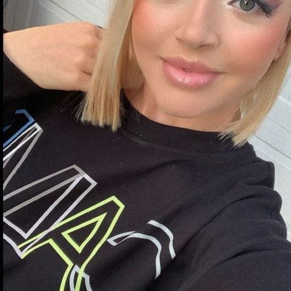 Profile Picture of Qendresa Zekaj (@qendresa1020) on Poshmark