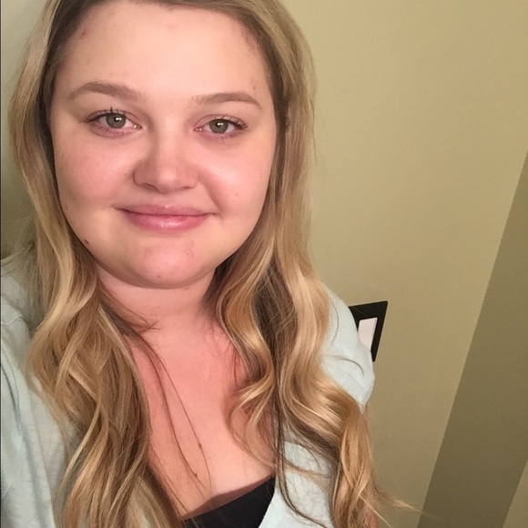 Profile Picture of Michelle Perlin (@missmichelle171) on Poshmark