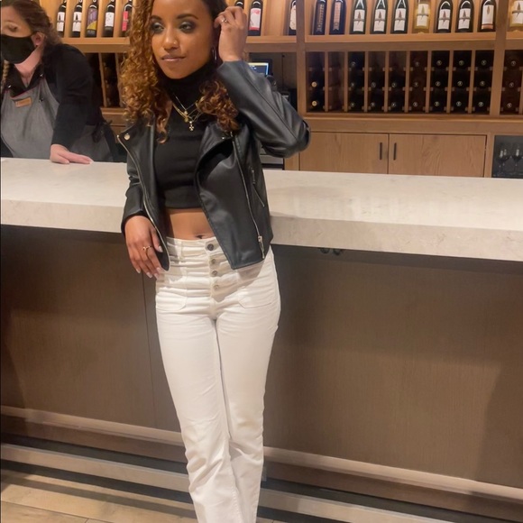 Profile Picture of Clarke Allen (@clarkemonet) on Poshmark