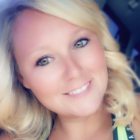 Profile Picture of Jennifer Burress (@jenniferburress) on Poshmark