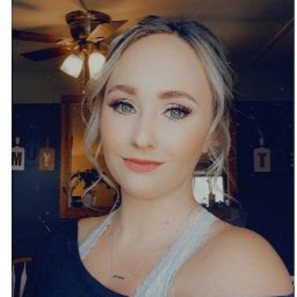 Profile Picture of Justina Conroy (@jreichle1994) on Poshmark