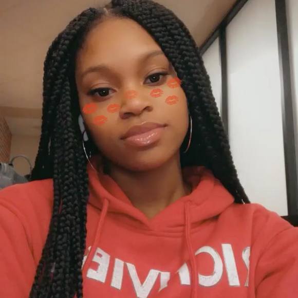 Profile Picture of Cathia Cook (@cathiacook) on Poshmark