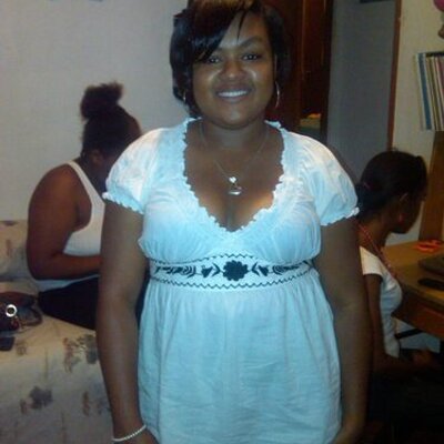 Profile Picture of Nicole Lowe (@Nicky2lovely) on Twitter