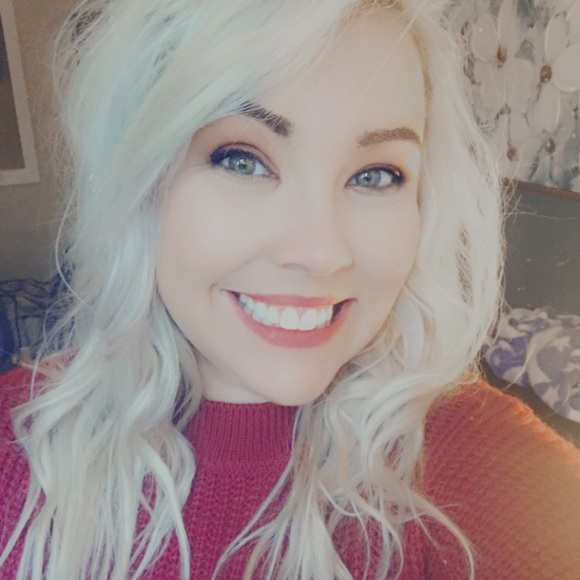 Profile Picture of Olivia Kleitz (@oliviakleitz) on Poshmark