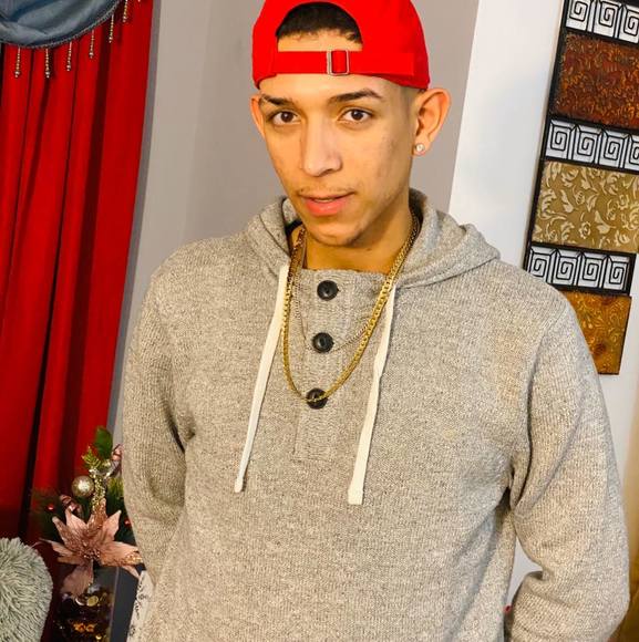 Profile Picture of Daniel Tavarez (@danieltavarezs) on Poshmark